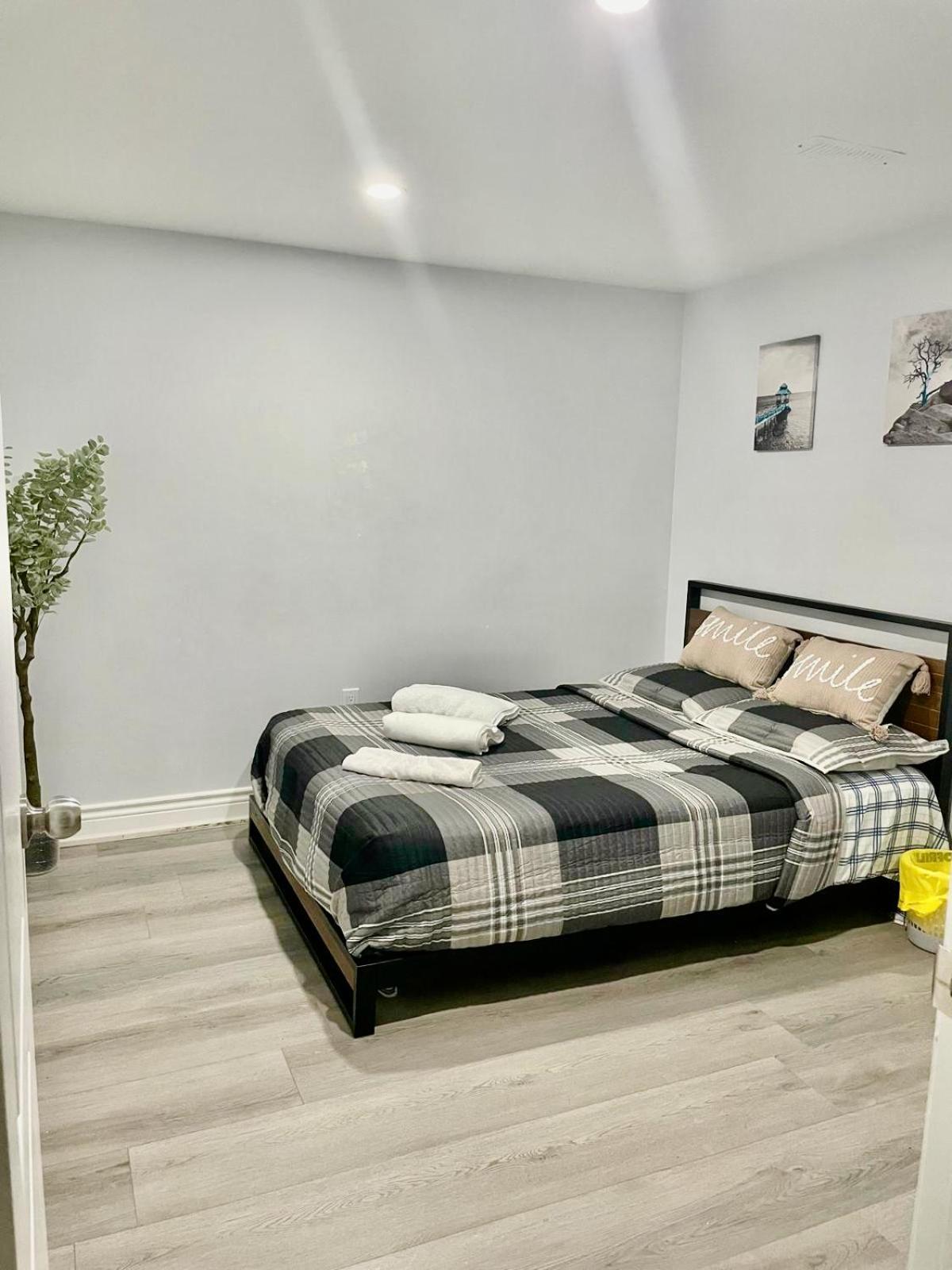 Cozy Room In A Quiet Neighbourhood Toronto Exterior photo